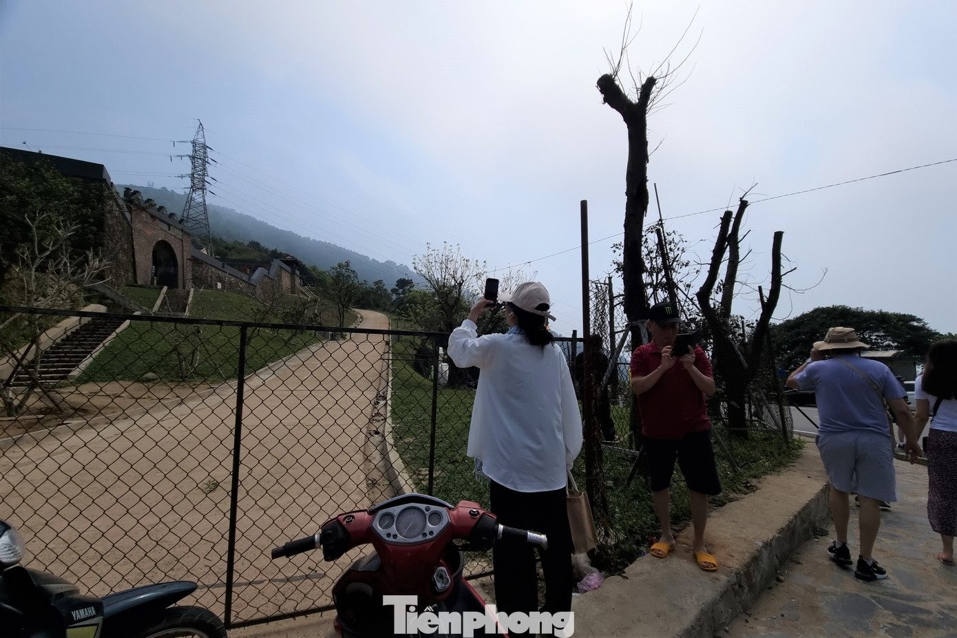 “Chúng tôi từ Nam Định vào Đà Nẵng, muốn được leo lên Hải Vân Quan một lần nhưng tới đây thì bảo vệ chắn lại không cho vào vì bên trong đang thi công, tu bổ. Chỉ biết đứng ngắm nhìn từ xa rồi đi về”, ông Nguyễn Hữu Bình, du khách đến từ Nam Định tiếc nuối.