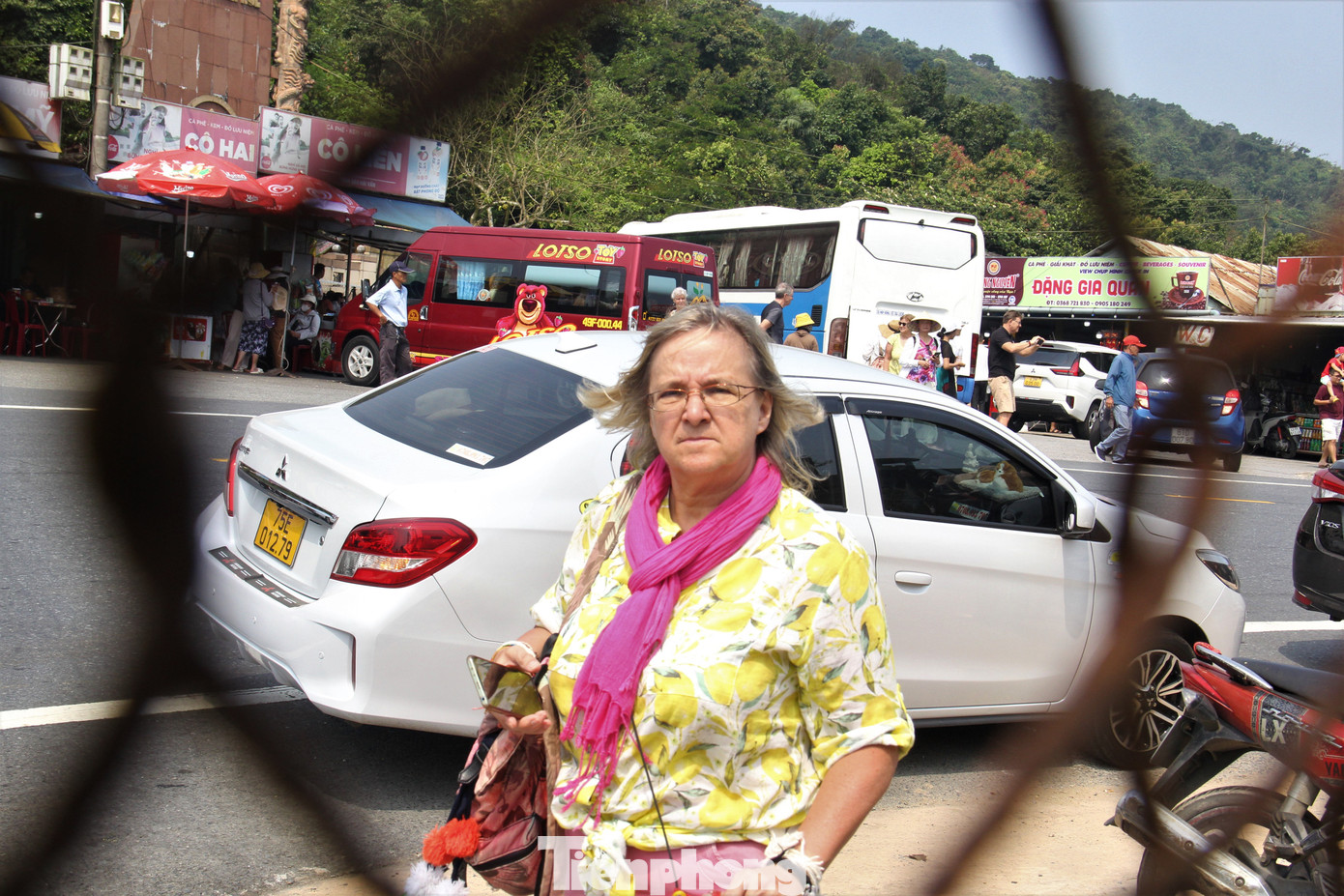 Nhiều du khách tiếc nuối khi lên đến đây chỉ được ngắm nhìn Hải Vân Quan qua hàng rào thép.