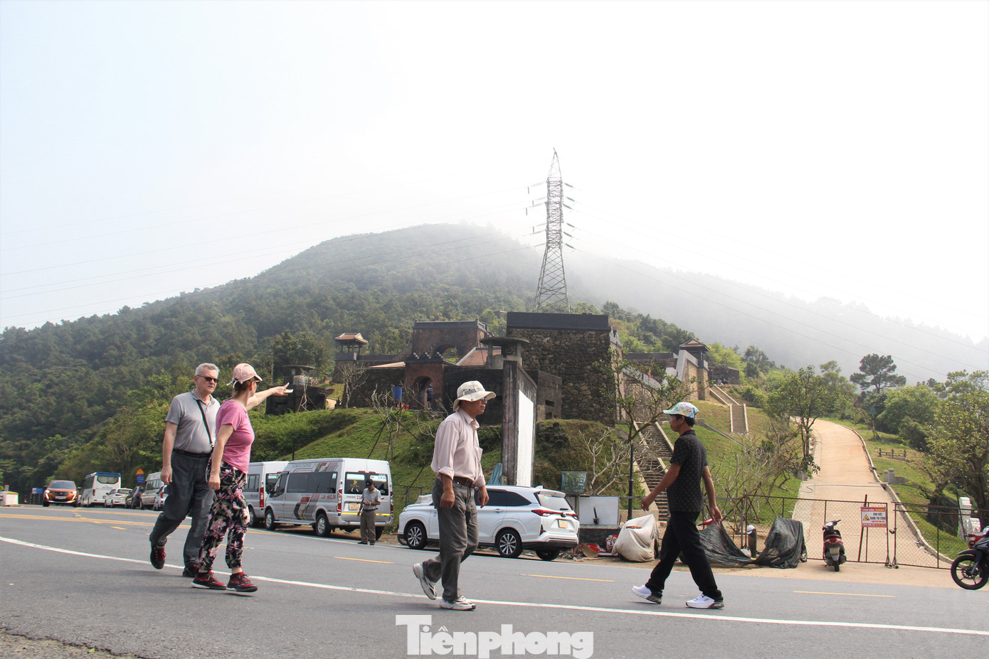 Tuy nhiên, di tích Hải Vân Quan vẫn đang trùng tu nên du khách chỉ được ngắm nhìn từ bên ngoài. Các lối vào đã bị rào khóa, có bảo vệ canh gác nghiêm ngặt.