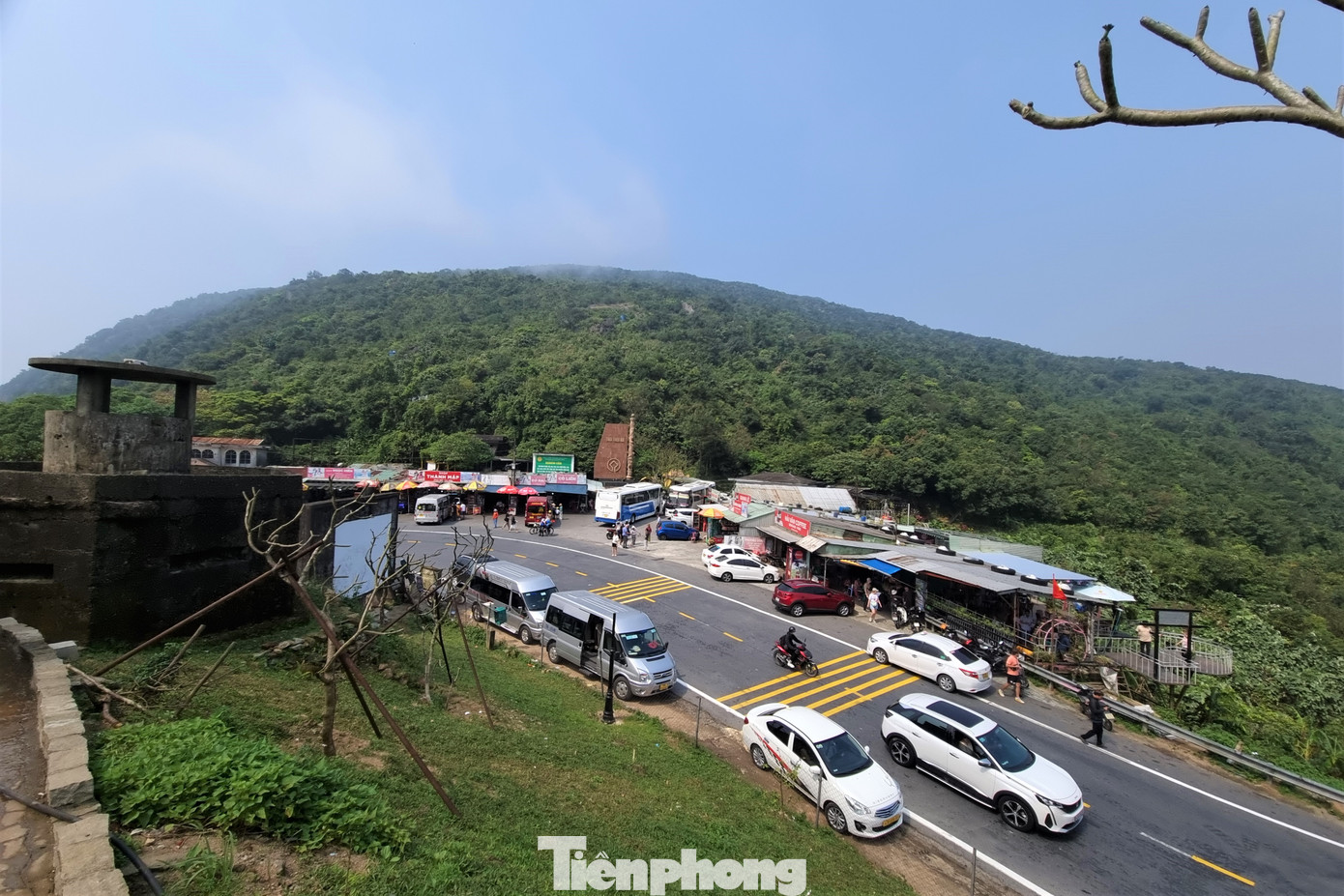 Từ trên Hải Vân Quan nhìn xuống là núi non ngát xanh, trùng điệp. Khi chưa tiến hành tu bổ, đây là điểm đến "check-in" của đông đảo bạn trẻ.