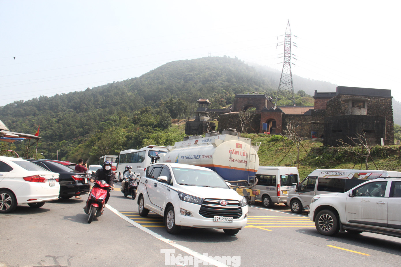 Đỉnh đèo Hải Vân tấp nập xe ô tô. Nhiều thời điểm xe phải nhích từng chút một vì không có lối đi, nhất là khi có các xe bồn, xe chở khách du lịch loại lớn. Ảnh: Thanh Trần.