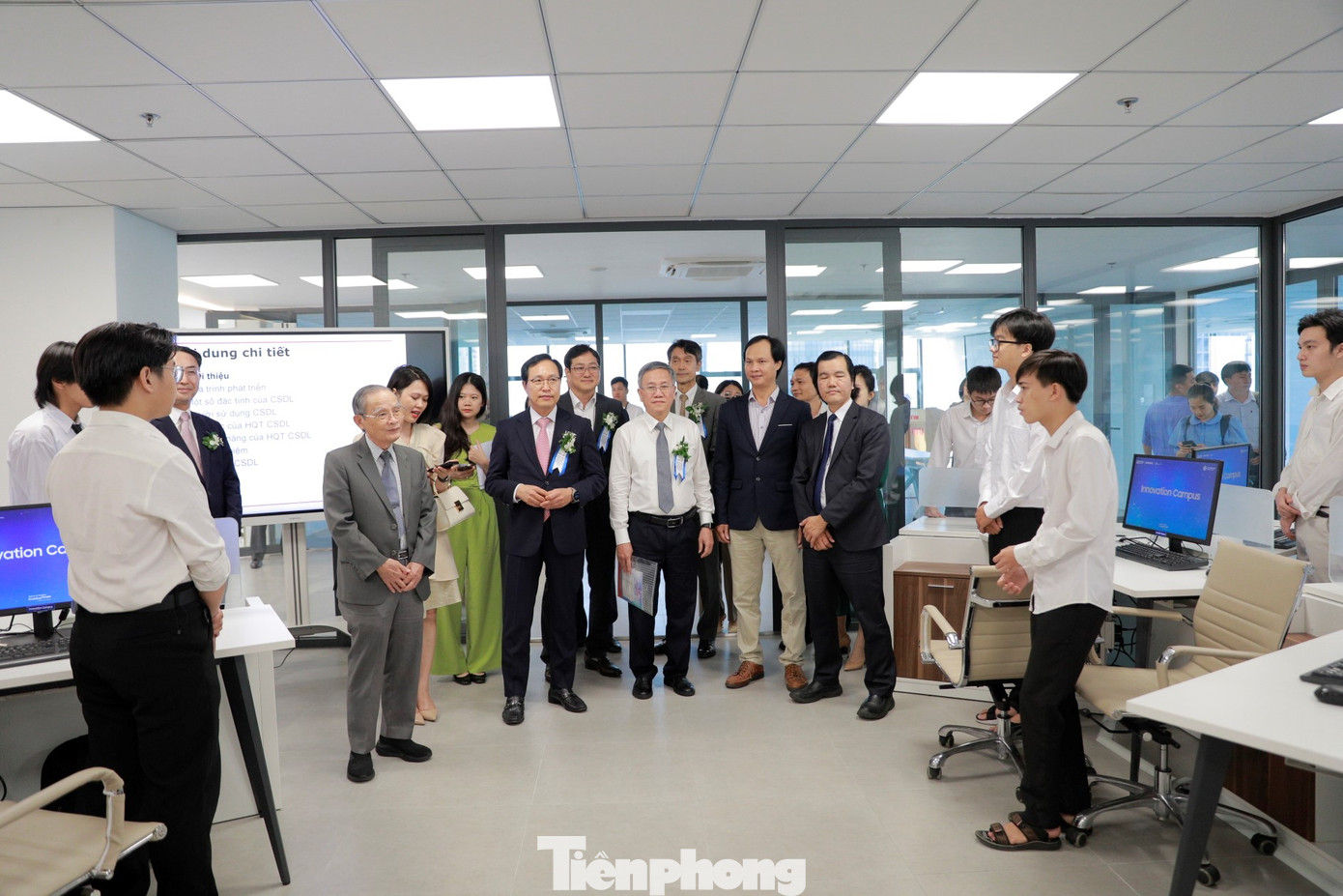 Đại diện Samsung và nhà trường giao lưu với sinh viên.