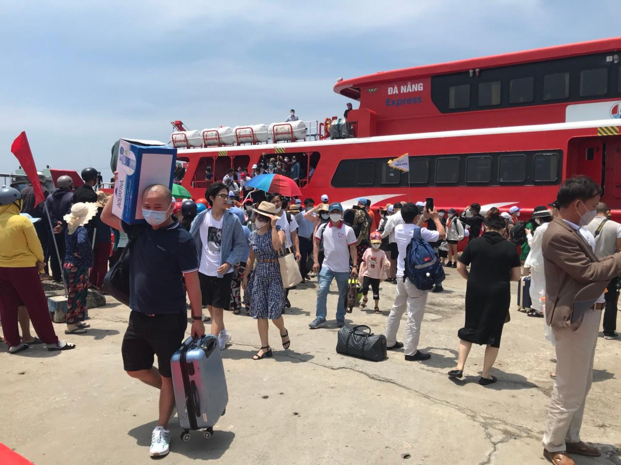 Sau 2h45', hành khách đã đặt chân lên đảo Lý Sơn an toàn. Tuyến biển Đà Nẵng - Lý Sơn khai thác với tần suất 4 chuyến/tuần. Cụ thể, vào thứ 3 và thứ 7 tàu khởi hành lúc 8h từ cảng Sông Hàn (Đà Nẵng); thứ 4 và Chủ nhật khởi hành lúc 14h từ đảo Lý Sơn (Quảng Ngãi).