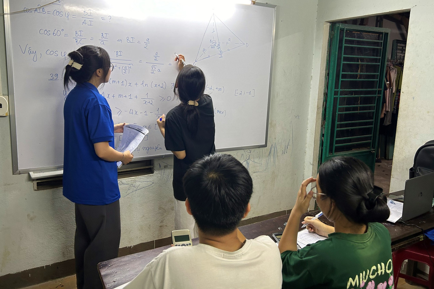 Lớp học đơn sơ đồng hành với sĩ tử những ngày nước rút. Lớp học đơn sơ đồng hành với sĩ tử những ngày nước rút.