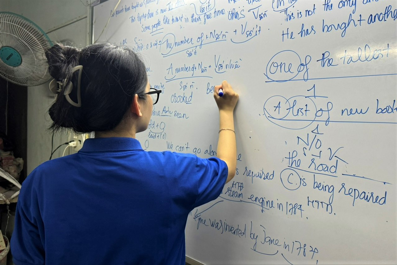 "Mỗi buổi học kéo dài từ 1,5 - 2 tiếng đồng hồ. Các bạn đứng lớp đều học tốt, có kinh nghiệm ôn luyện cho các em. Chúng em còn chỉ cho các em cách làm bài, tư duy đề, phân chia thời gian…sao cho hợp lý nhất”, Hiền nói.