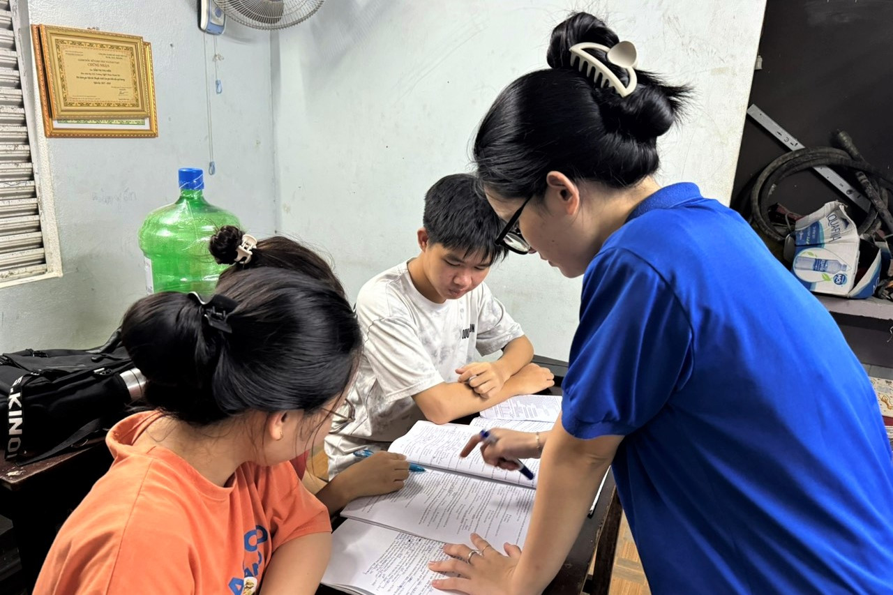 Đỗ Thị Thùy Dung (THPT Hòa Vang) có mặt tại lớp học hơn một tháng qua không sót buổi nào. Dung dự định thi vào trường Đại học Sư phạm Đà Nẵng, ngoài các môn còn lại thì đặc biệt chú ý tới môn Văn. “Cô giáo dạy Văn cho em rất hay, bày cho em cách giải đề, viết bài vừa chính xác và cảm xúc. Vì vậy em học rất dễ hiểu và hứng thú”.