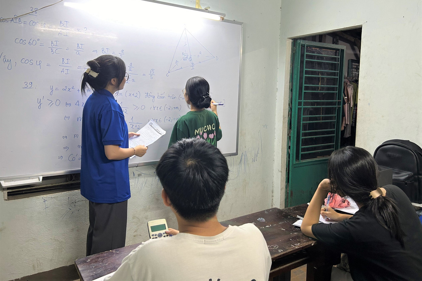 Lớp ôn luyện mở ra ngay nhà của chị Sầm Thị Thu Hiền với chiếc bảng trắng và mấy bộ bàn ghế đơn sơ. Lịch học gần như kín tất cả các buổi tối trong tuần và một số buổi sáng. Các tình nguyện viên chia nhau dạy các môn Toán, Văn, Anh, tổ hợp Khoa học Tự nhiên và Khoa học Xã hội. Thời gian đầu, các thầy cô áo xanh ôn tập, củng cố kiến thức cơ bản, sau đó tập trung làm thử đề, giải đề.