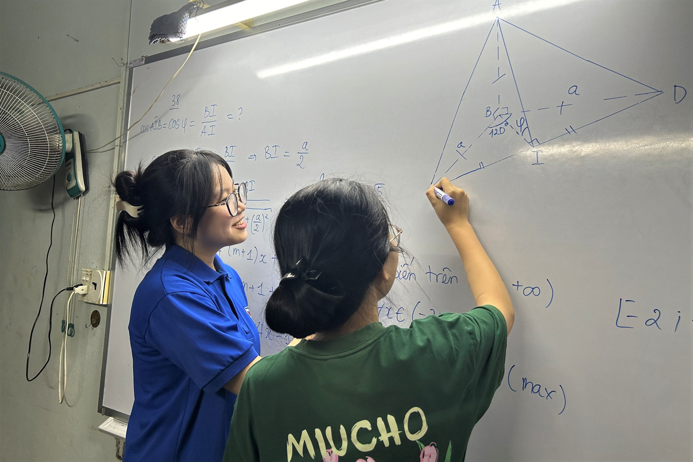 Các sĩ tử còn chia sẻ thêm rằng rất biết ơn lớp học này vì trong thời điểm nước rút, các em có một nơi để học miễn phí mà chất lượng. Nếu không, các em đều phải tự ôn luyện ở nhà, còn đi học thêm tốn không ít tiền, làm gánh nặng cho gia đình.