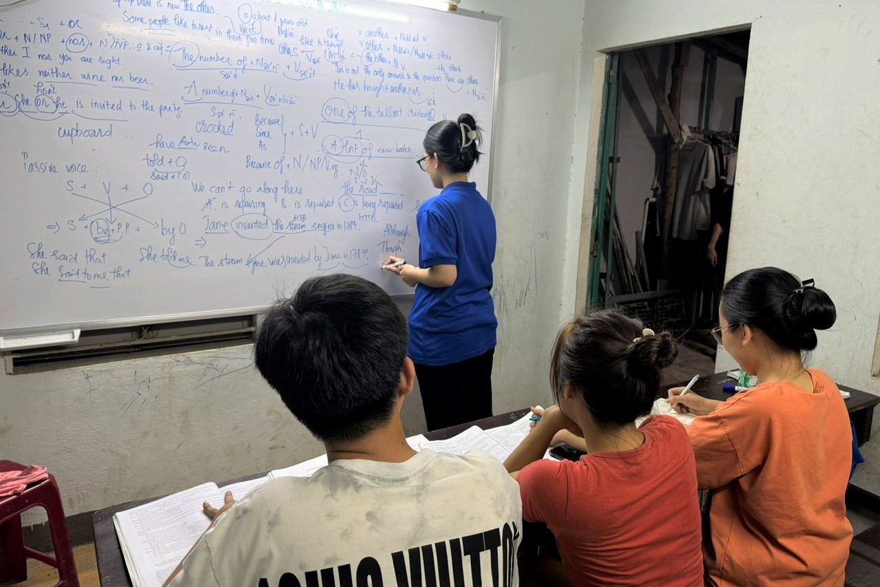 Chỉ còn vài hôm nữa, kỳ vượt vũ môn quan trọng sau 12 năm đèn sách sẽ diễn ra. Các thành viên Câu lạc bộ C4 những ngày này cùng sĩ tử chạy nước rút, các buổi học được kéo dài hơn, có đêm tới gần 11g đêm. “Các bạn muốn học tới ngày nào, thời lượng các buổi kéo dài bao lâu cũng được hết, miễn sao nắm chắc kiến thức và tự tin. Lớp học dự định nghỉ trước một ngày cho các em thư giãn trước khi bước vào kỳ thi, nhưng các tình nguyện viên luôn bật chế độ chờ nếu các em gọi cần hỗ trợ thì sẵn sàng tiếp sức”, Hiền cho hay.