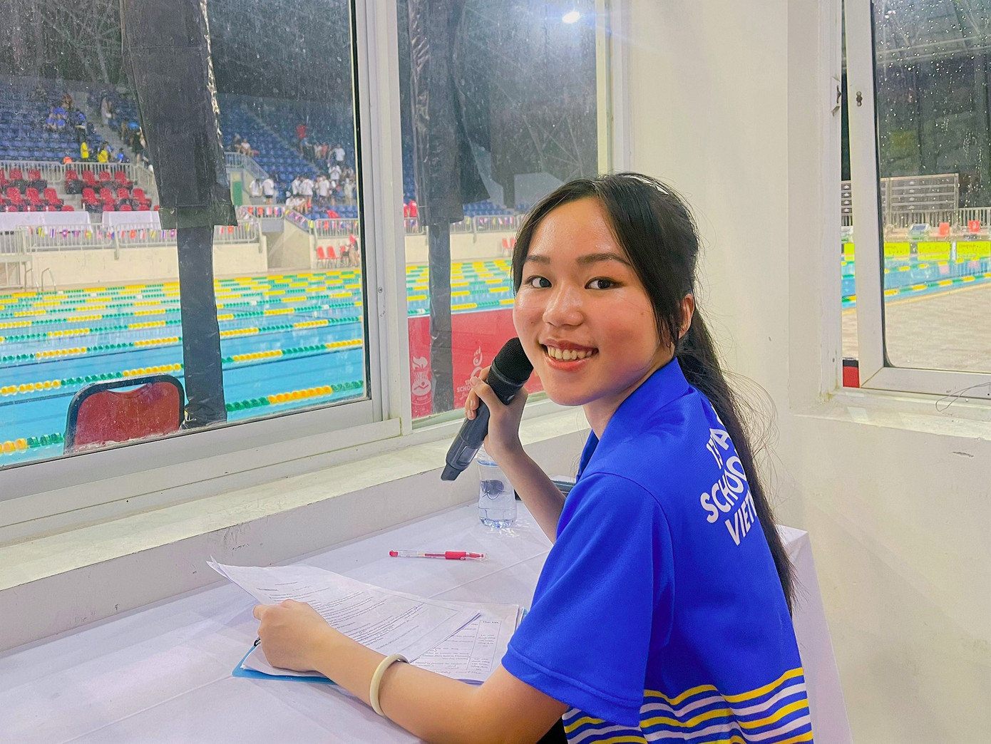 Huỳnh Dư Minh Tú (ĐH Kinh tế Đà Nẵng) từng tham gia thi đấu nhiều giải bơi các cấp cùng vốn tiếng Anh lưu loát đã đăng ký tình nguyện tại ASG13. Tú nói vì mình hiểu luật bơi, trình tự thi đấu nên được BTC tin tưởng giao trọng trách dẫn chương trình thi đấu bằng tiếng Anh. Tú phải học tập thêm nhiều thuật ngữ chuyên ngành, kỹ năng dẫn dắt, xử lý tình huống. Theo nữ sinh, việc dẫn một cuộc thi đấu bằng tiếng Anh trơn tru cũng làm các nước đánh giá cao sự chuyên nghiệp, hội nhập cũng như trình độ ngoại ngữ của nước chủ nhà. Trong suốt những ngày thi đấu môn bơi, cô sinh viên nhỏ nhắn khoác áo xanh tình nguyện cố gắng hết sức cho công việc trong phòng điều hành không xảy ra sai sót.