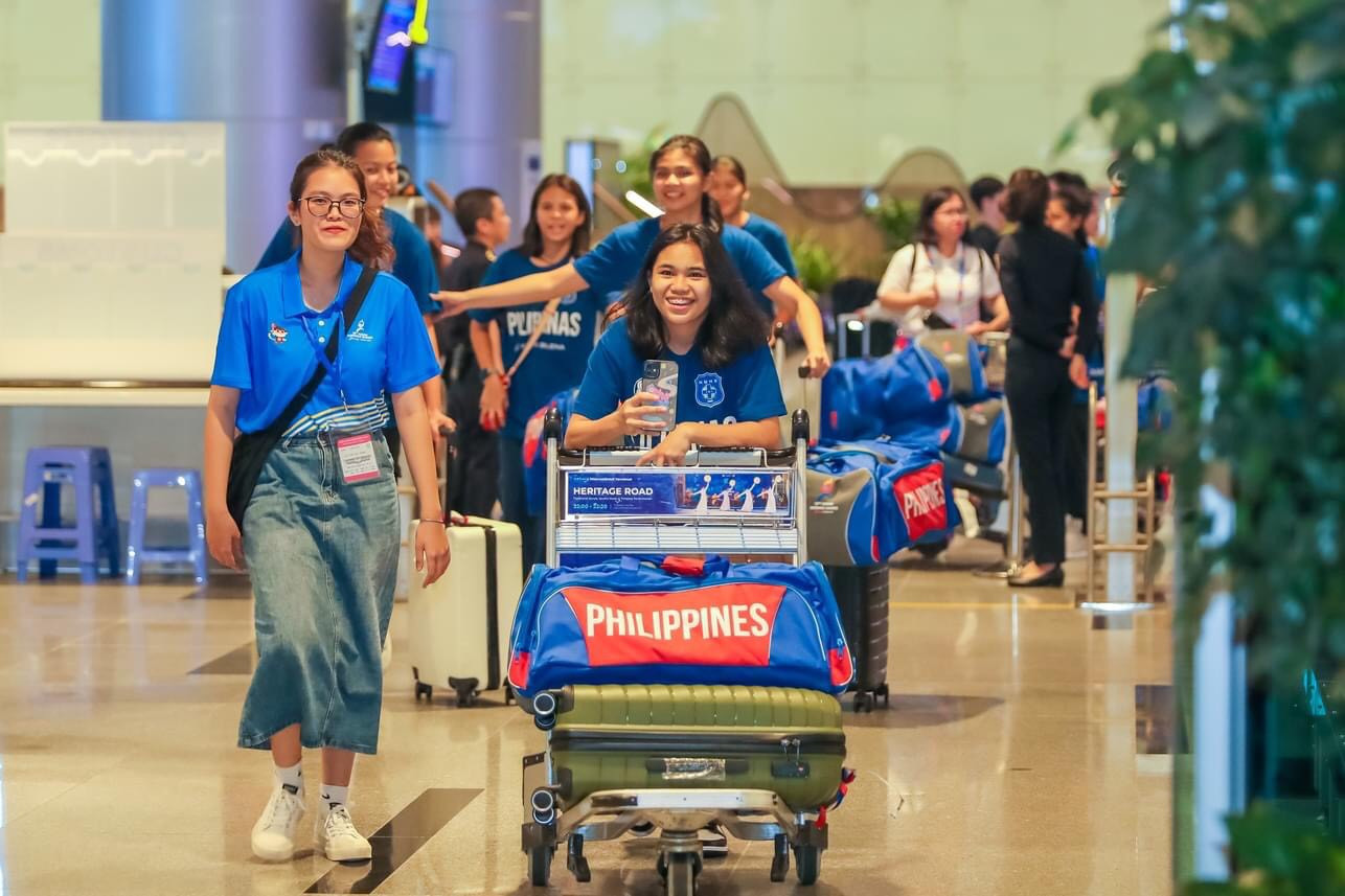 Võ Phan Bảo Thanh (bìa trái, Trường Swinburne) là một trong những TNV có mặt tại sân bay quốc tế những ngày đầu để đón đoàn. Thanh cũng được phân công hỗ trợ trưởng đoàn Singapore. Tất cả lịch trình trong ngày cô bạn đều cập nhật cho trưởng đoàn, giải đáp những thắc mắc về thời gian thi đấu, địa điểm, di chuyển… “Lúc mọi người xuống sân bay, điều đầu tiên em gửi đến họ là nụ cười. Mình vui vẻ, dễ gần nên họ cũng rất cởi mở. Họ nói với em rằng tình nguyện viên Việt Nam cực kỳ thân thiện và nhiệt tình”, Thanh kể.