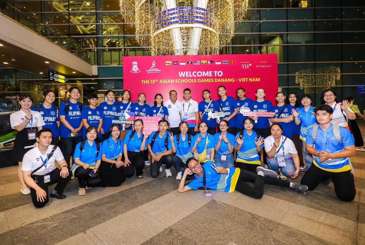 Trong khi đó, Nguyễn Thị Thanh Mai (Trường ĐH Kinh tế Đà Nẵng) được phân công hỗ trợ cho các đại biểu của đoàn Việt Nam. Công việc không quá căng thẳng vì mọi người đều tự túc được nên Mai “đầu quân” sang khách sạn đoàn nước khác lưu trú để hỗ trợ. Mai giúp các VĐV học sinh check-in phòng, tìm xe đưa đón, đặt thức ăn trong những ngày lịch thi đấu quá sớm hoặc quá muộn. Trong ảnh: Các TNV đón đoàn tại sân bay quốc tế Đà Nẵng.