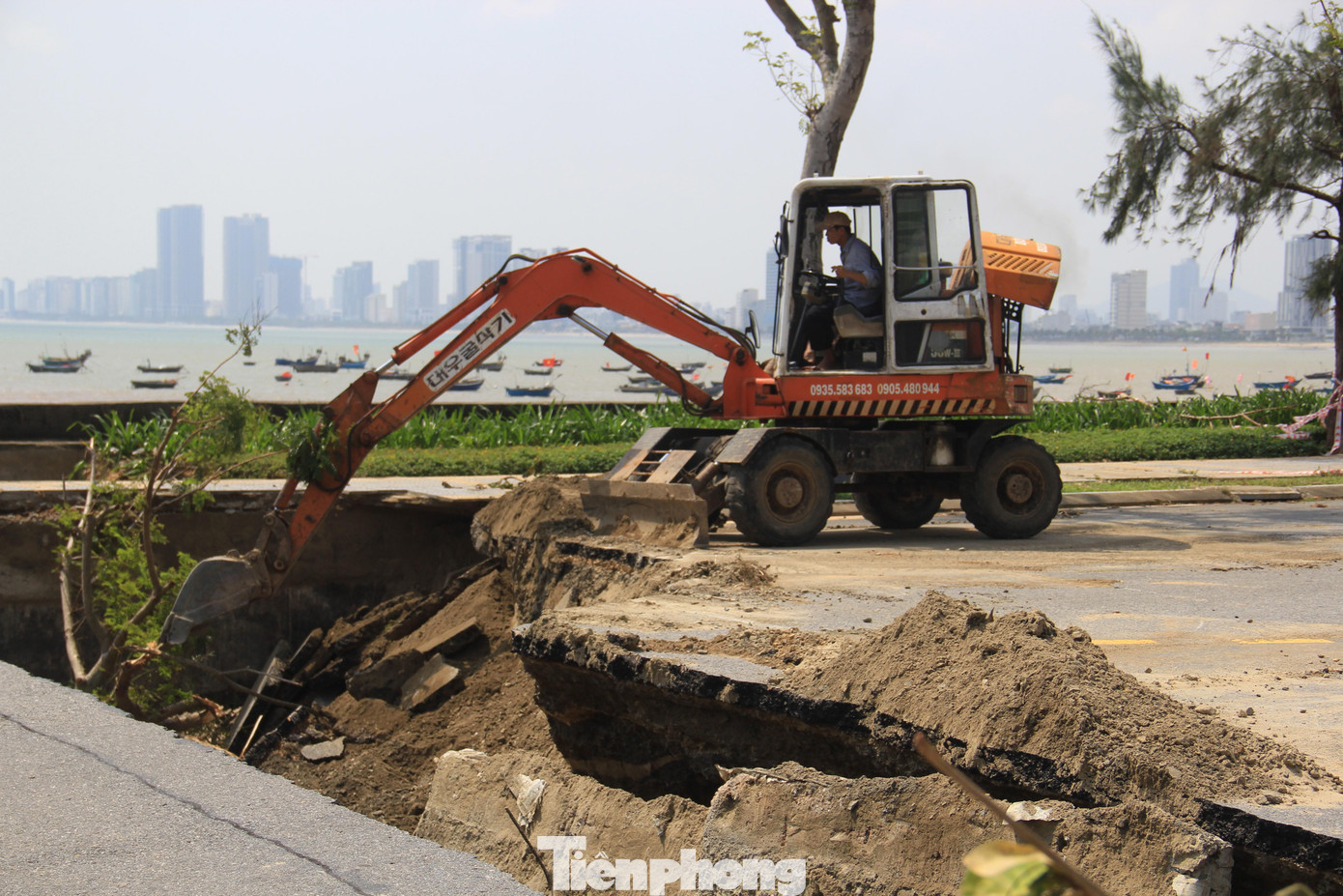 Xe múc và các phương tiện khác được huy động tới khu vực sạt lở.