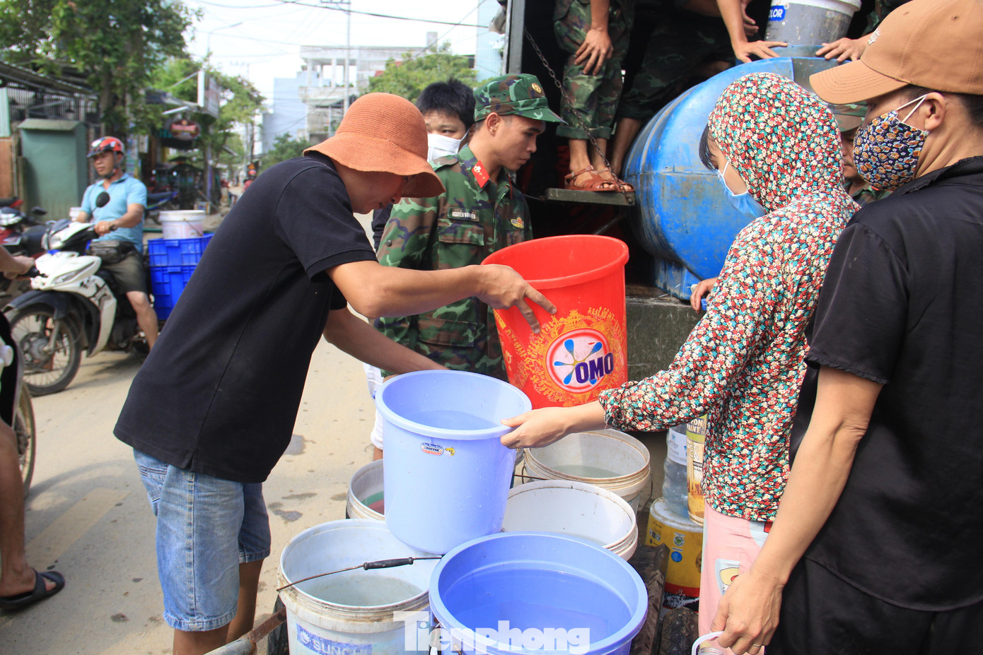 Toàn bộ xô, chậu trong đơn vị được huy động để đi tiếp nước cho người dân vùng ngập. Toàn bộ xô, chậu trong đơn vị được huy động để đi tiếp nước cho người dân vùng ngập.