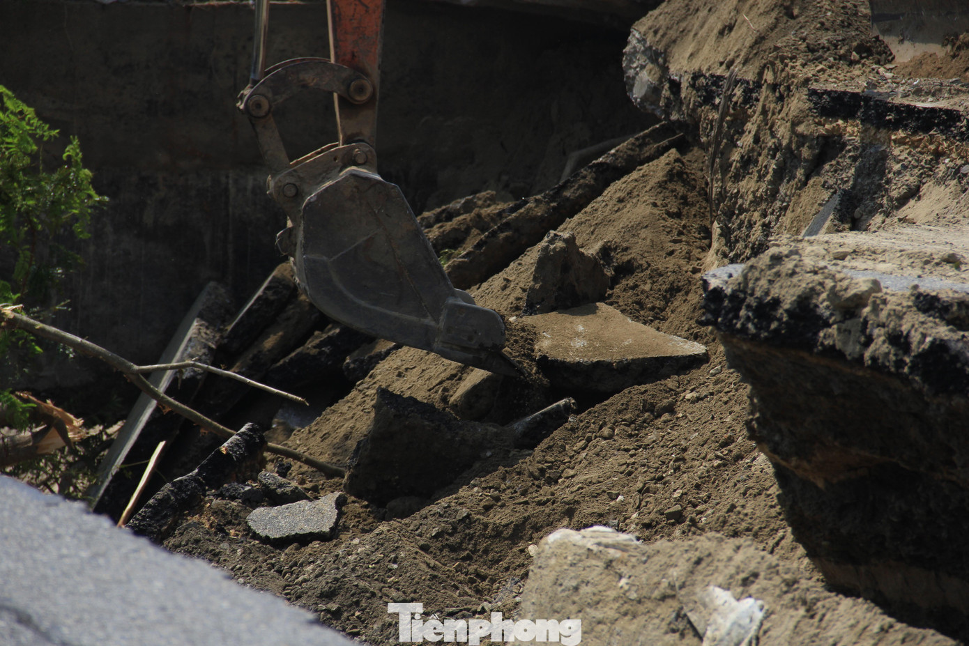 Đường sụp xuống từng mảng lớn.