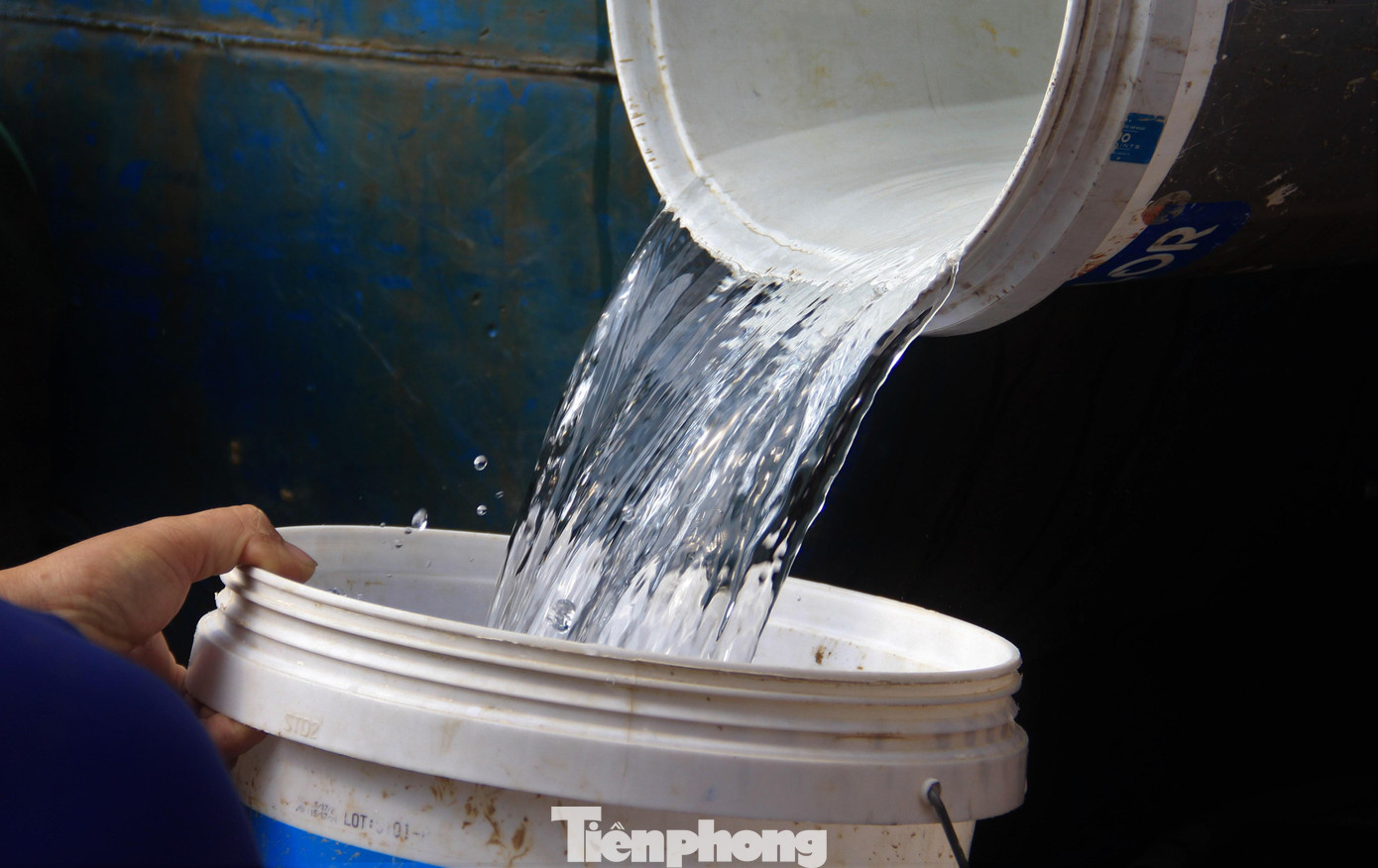 “Đã ba ngày kể từ hôm mưa ngập tới nay bị cúp nước, hai vợ chồng với 3 đứa con nhỏ quay quắt, không làm được gì cả!. May sao các anh đưa nước tới tận ngõ”, chị Kim Anh mừng rỡ. “Đã ba ngày kể từ hôm mưa ngập tới nay bị cúp nước, hai vợ chồng với 3 đứa con nhỏ quay quắt, không làm được gì cả!. May sao các anh đưa nước tới tận ngõ”, chị Kim Anh mừng rỡ.