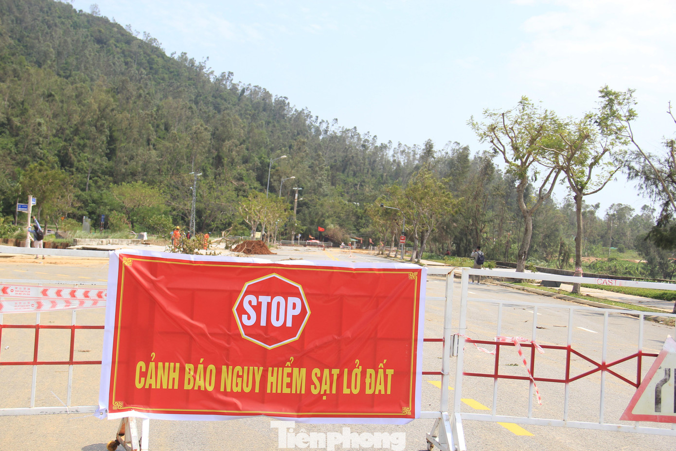 Tuyến đường đã bị phong tỏa, cắm bảng cảnh báo nguy hiểm.