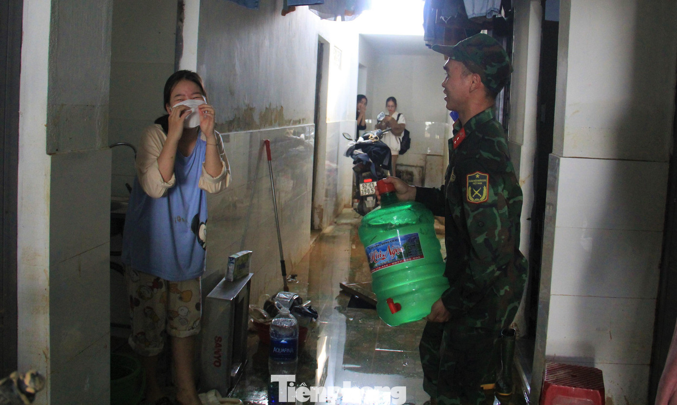 Nữ sinh viên được chiến sĩ hỗ trợ bưng nước vào tận phòng. Nữ sinh viên được chiến sĩ hỗ trợ bưng nước vào tận phòng.