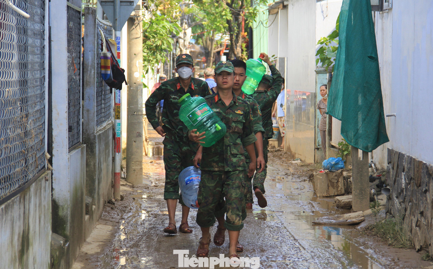 Các chiến sĩ ra vào một con hẻm nhỏ trên đường Mẹ Suốt liên tục để đem nước tới cho bà con. Các chiến sĩ ra vào một con hẻm nhỏ trên đường Mẹ Suốt liên tục để đem nước tới cho bà con.