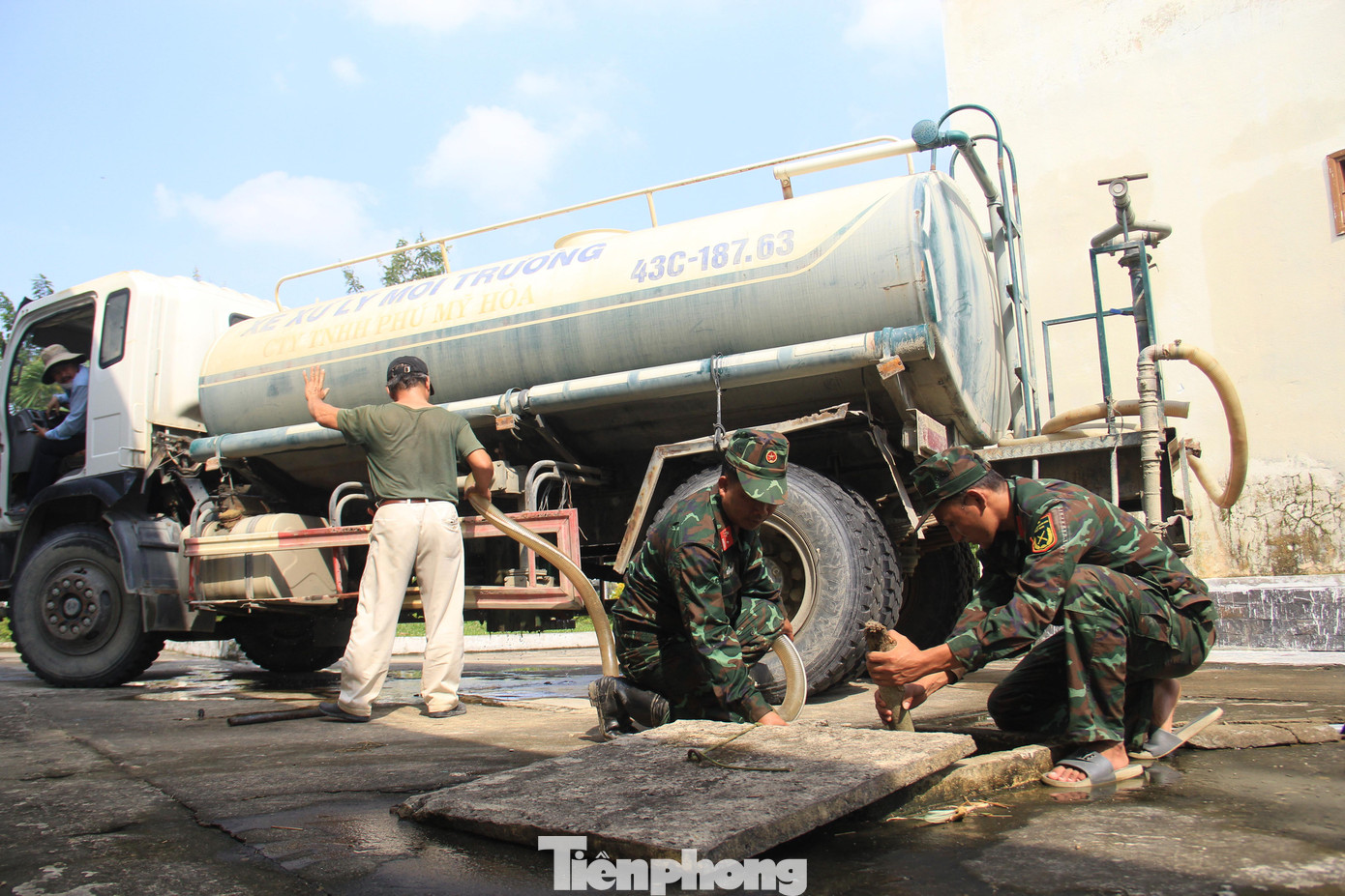 Đến hôm nay (17/10), Tiểu đoàn Đặc công 409 (Bộ Tham mưu Quân khu 5) đã tiếp nước cho bà con. Nước được bơm từ bể ngầm của đơn vị, được xe bồn, xe tải chở tới tận khu dân cư. Đến hôm nay (17/10), Tiểu đoàn Đặc công 409 (Bộ Tham mưu Quân khu 5) đã tiếp nước cho bà con. Nước được bơm từ bể ngầm của đơn vị, được xe bồn, xe tải chở tới tận khu dân cư.