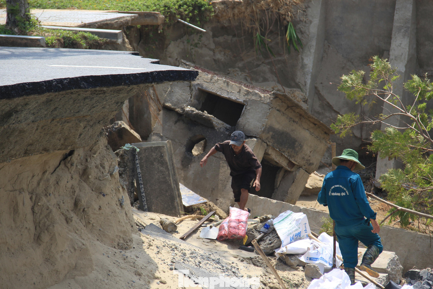 Ông Nghĩa cho hay khối lượng công việc rất lớn do mặt đường đã bị đánh tan hoang, bên dưới nước khoét sâu tạo thành hàm ếch. Công nhân phải cật lực để khắc phục trong thời gian sớm nhất.
