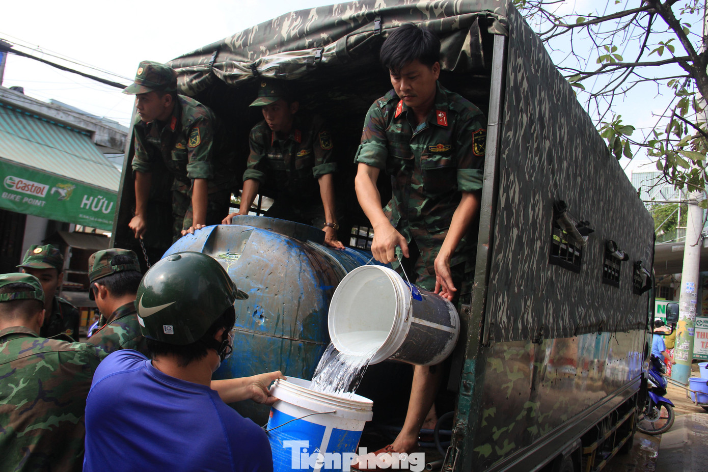 Các xe tiếp nước chạy liên tục, cứ khoảng 1 tiếng lại có một xe chở nước lên khu vực đường Mẹ Suốt. Các xe tiếp nước chạy liên tục, cứ khoảng 1 tiếng lại có một xe chở nước lên khu vực đường Mẹ Suốt.