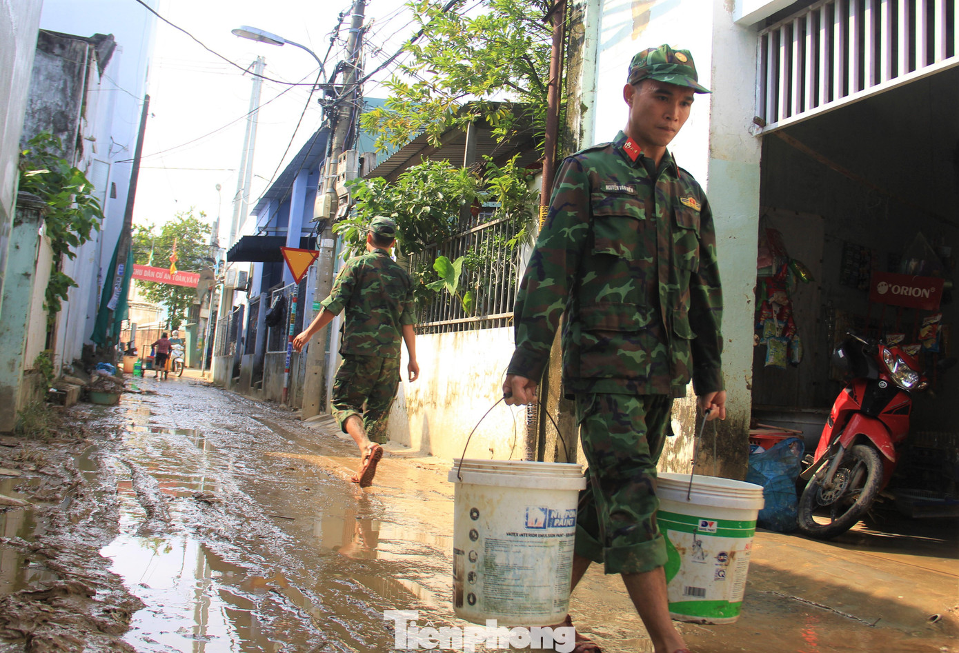 Đơn vị cũng huy động các chiến sĩ bưng nước vào tận nhà cho người dân, nhất là những hộ chỉ có người già, đau ốm… Đơn vị cũng huy động các chiến sĩ bưng nước vào tận nhà cho người dân, nhất là những hộ chỉ có người già, đau ốm…
