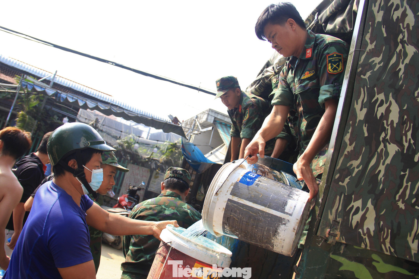 Thiếu tá Lê Quang Hiệp cho biết thêm đơn vị sẽ tiếp tục mang nước tới cho người dân nếu nước vẫn chưa được nối lại. Thiếu tá Lê Quang Hiệp cho biết thêm đơn vị sẽ tiếp tục mang nước tới cho người dân nếu nước vẫn chưa được nối lại.