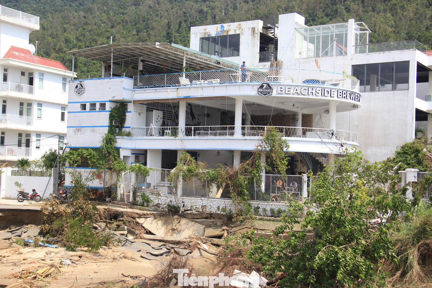 Nhiều nhà hàng bên cạnh cũng bị nước tấn công gây sạt lở nghiêm trọng.