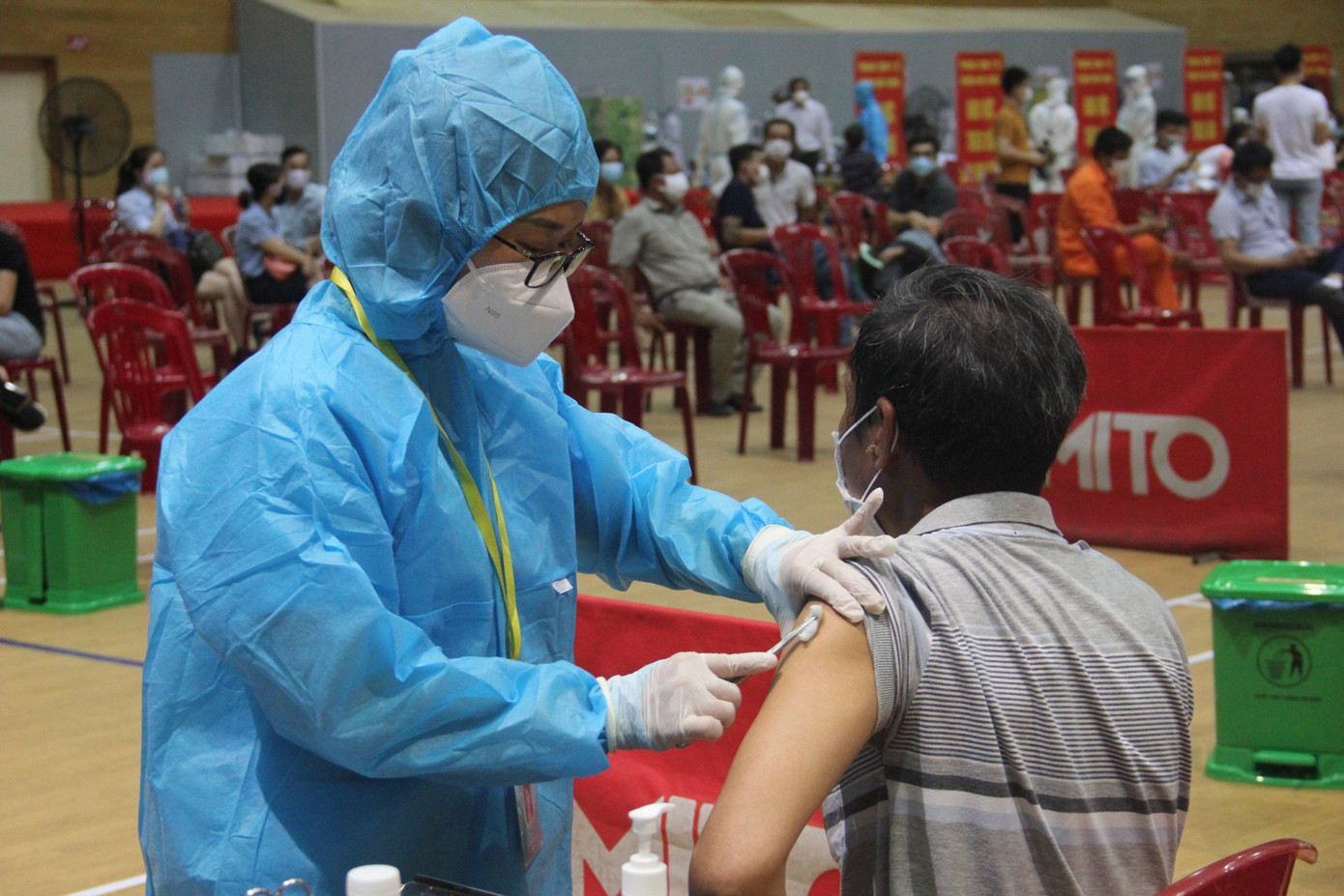 Đà Nẵng sẽ tiêm vắc-xin phòng COVID-19 cho những người từ 18 tuổi trở lên, không ưu tiên đối tượng. Đà Nẵng sẽ tiêm vắc-xin phòng COVID-19 cho những người từ 18 tuổi trở lên, không ưu tiên đối tượng.