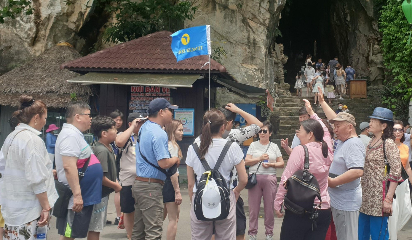 Theo ông, do thời tiết mát mẻ và điểm tham quan này vẫn đang miễn phí vé nên lượng khách tới tham quan rất nhiều. Trong đó có một số đoàn khách nước ngoài.