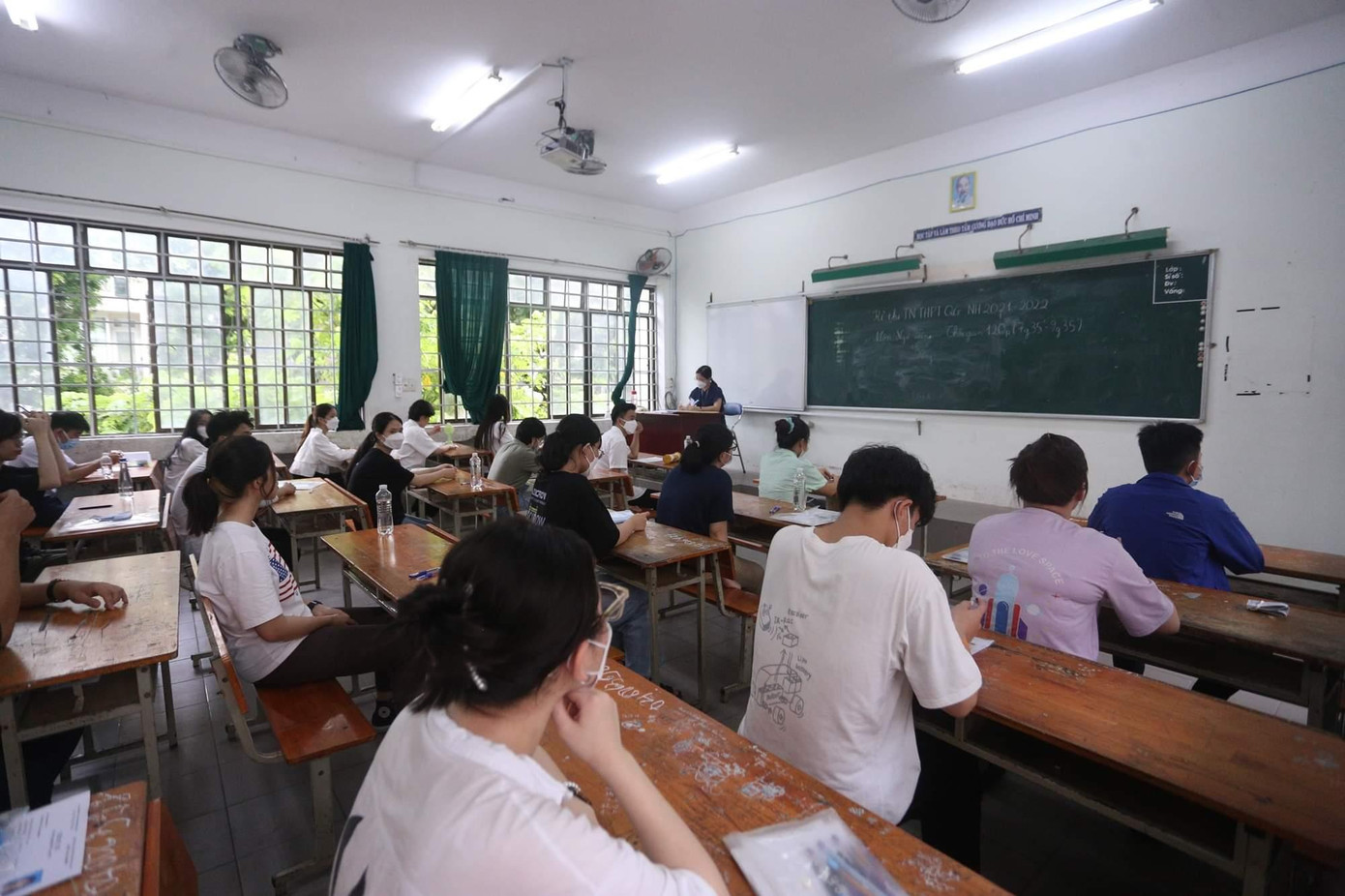 Thí sinh Đà Nẵng tham dự kì thi Tốt nghiệp THPT năm 2022. Thí sinh Đà Nẵng tham dự kì thi Tốt nghiệp THPT năm 2022.