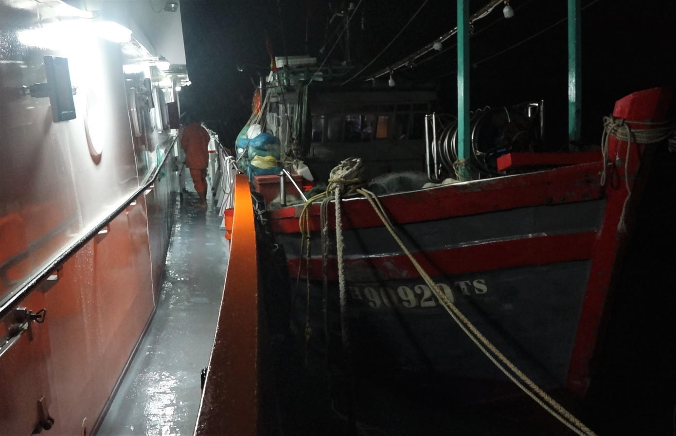 Tàu SAR 412 đã lai dắt tàu cá vào bờ an toàn. Ảnh: TTCC