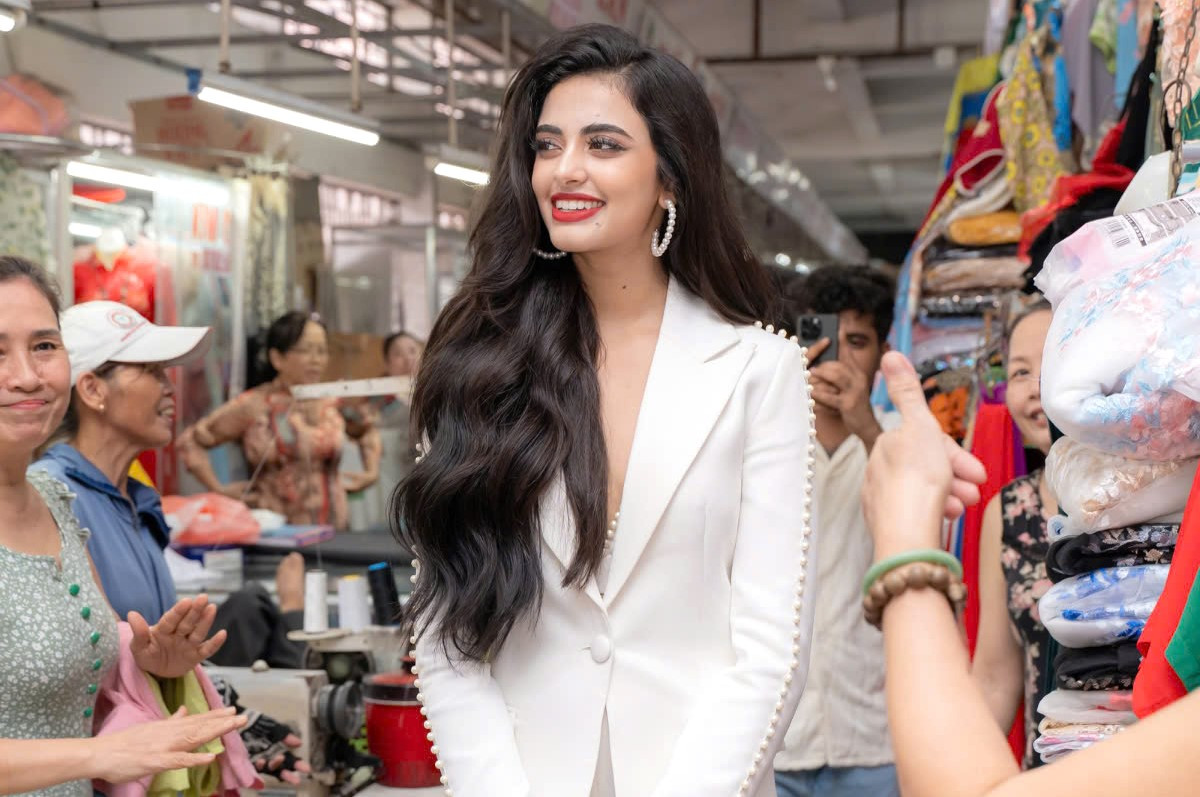 Người đẹp còn đi vào chợ Hàn để trải nghiệm văn hóa địa phương, cô luôn gần gũi với mọi người. Rhea Singha đã đăng quang Hoa hậu Hoàn vũ Ấn Độ 2024 vào tháng 9. Cô năm nay 19 tuổi, cao 1,7 m, nhan sắc được đánh giá cao.