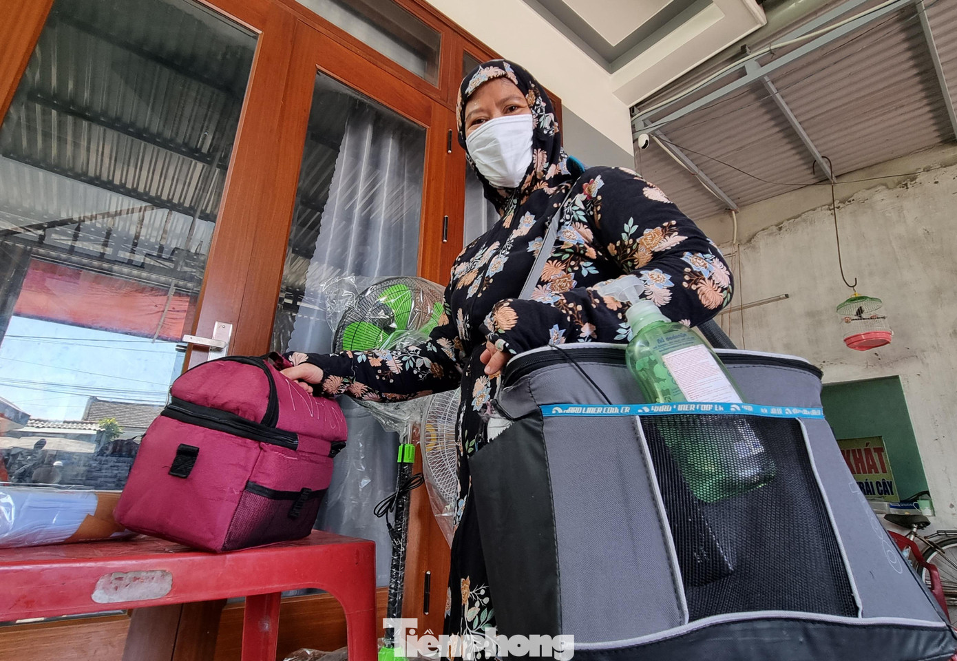 Từ ngày dịch bệnh bùng phát, các nữ điều dưỡng chỉ nhận sữa trước sân nhà, không vào trong để hạn chế tiếp xúc. Chị Hương chia sẻ thêm, chị không mang đồ bảo hộ như các lần trước vì gia đình cho sữa thấy... sợ! Và hàng xóm nói vào nói ra ảnh hưởng tới gia đình họ. Chị chọn cách mang thật nhiều lớp áo quần, dù không thoải mái nhưng cả hai bên đều an tâm. Ảnh: Thanh Trần. Từ ngày dịch bệnh bùng phát, các nữ điều dưỡng chỉ nhận sữa trước sân nhà, không vào trong để hạn chế tiếp xúc. Chị Hương chia sẻ thêm, chị không mang đồ bảo hộ như các lần trước vì gia đình cho sữa thấy... sợ! Và hàng xóm nói vào nói ra ảnh hưởng tới gia đình họ. Chị chọn cách mang thật nhiều lớp áo quần, dù không thoải mái nhưng cả hai bên đều an tâm. Ảnh: Thanh Trần.