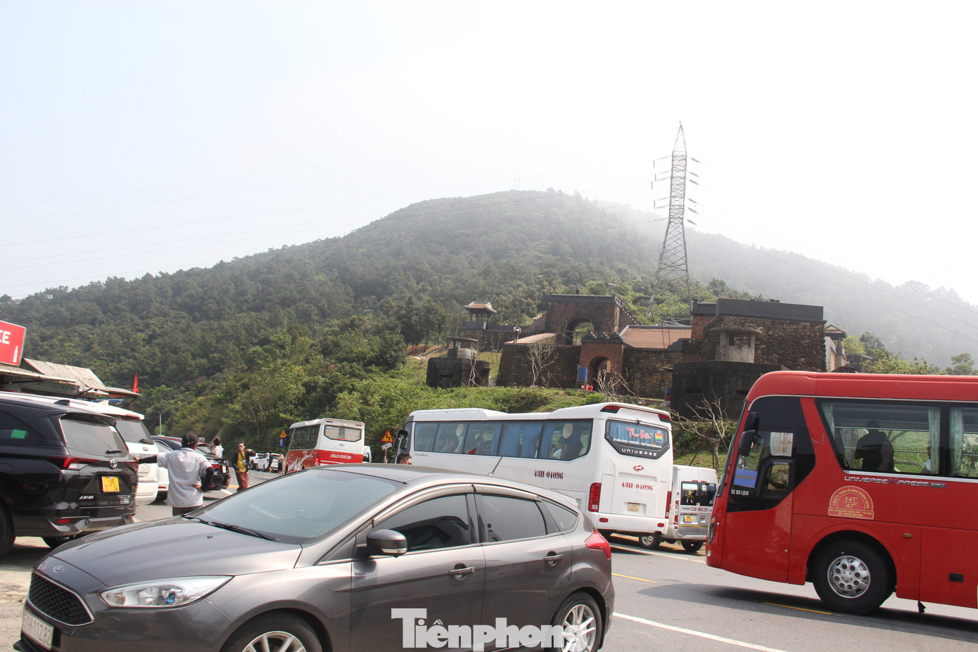 Những chiếc xe khách hàng chục chỗ nối đuôi nhau làm tuyến đường trên đỉnh đèo chật cứng, ùn ứ.