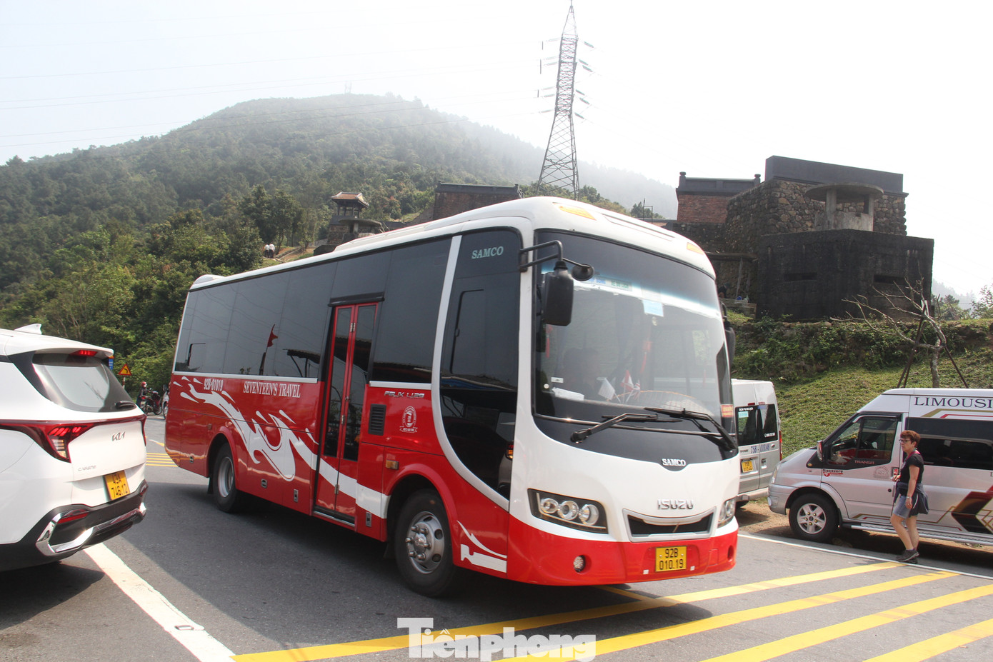 Xe máy, ô tô cá nhân, xe chở khách du lịch và những đoàn người tìm đến đèo Hải Vân liên tục trong ngày cuối tuần.