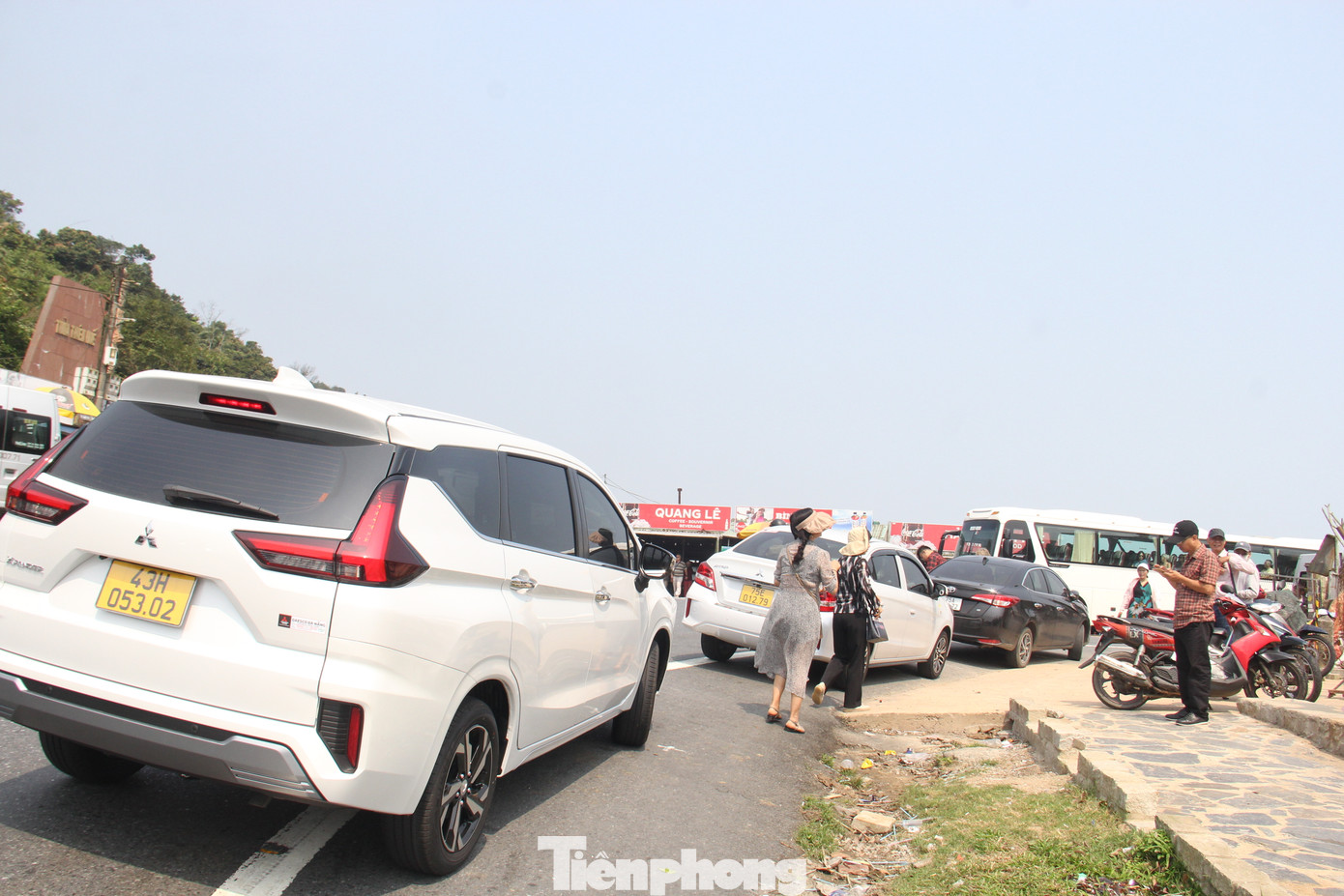 Xe máy, ô tô cá nhân, xe chở khách du lịch và những đoàn người tìm đến đèo Hải Vân liên tục trong ngày cuối tuần.