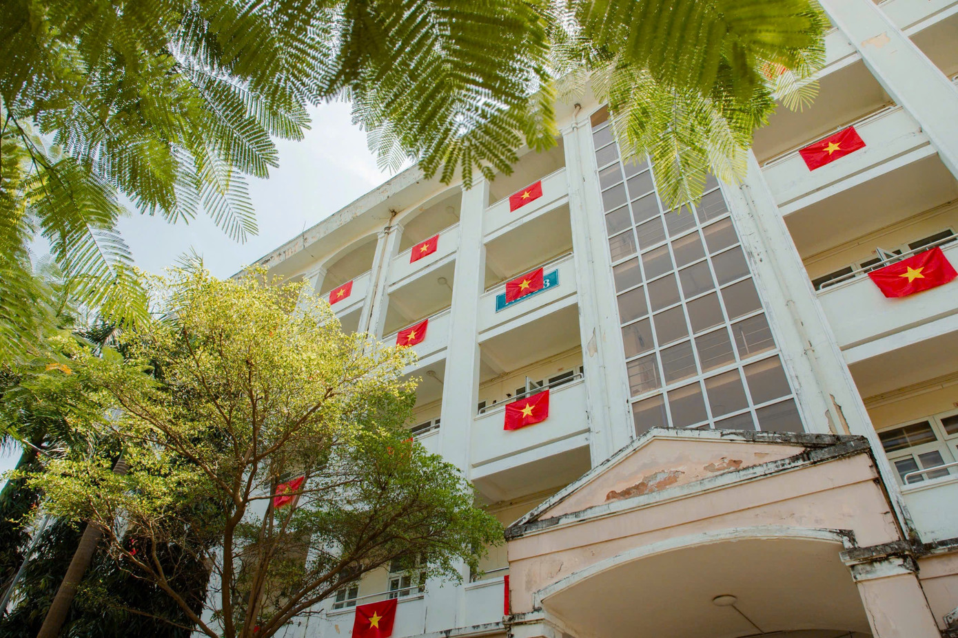 30/4/1975 là sự kiện chấm dứt chiến tranh Việt Nam khi Quân đội Nhân dân Việt Nam và Quân Giải phóng miền Nam tiến vào thành phố Sài Gòn, Tổng thống Việt Nam Cộng hòa Dương Văn Minh cùng nội các tuyên bố đầu hàng vô điều kiện Chính phủ Cách mạng lâm thời Cộng hòa miền Nam Việt Nam.