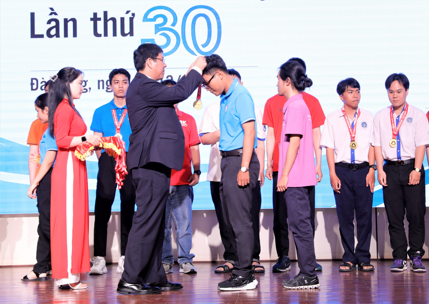 Kỳ thi năm nay thu hút đông đảo thí sinh nhất trong hơn 30 năm tổ chức. Kỳ thi năm nay thu hút đông đảo thí sinh nhất trong hơn 30 năm tổ chức.