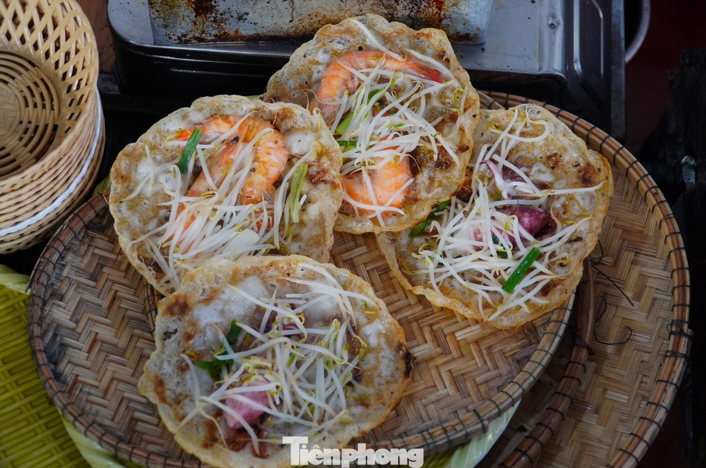 Ngoài bánh xèo cá, bánh xèo nhân tôm, mực ở đây cũng hấp dẫn. Bánh chỉ lớn hơn cái bát, vỏ chiên mỏng, giòn. Loại bánh này chỉ 10.000 đồng/cái.