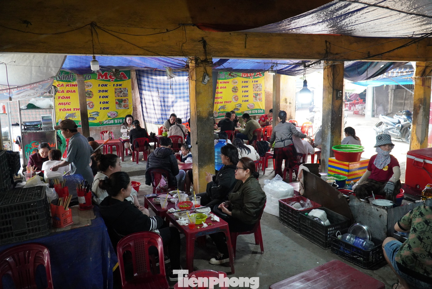 Các quán không chiên sẵn bánh, khách tới gọi chừng nào chiên chừng ấy để đảm bảo nóng giòn, thơm ngon. Tuy nhiên, từ 15h trở đi các đầu bếp không ngừng tay vì khách đổ về liên tục.