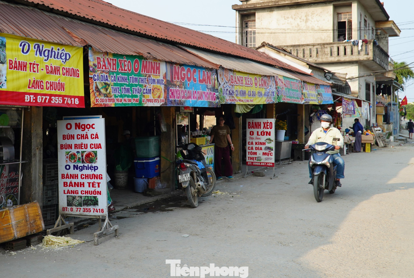 Ngôi chợ quê cũ kỹ thành điểm đến của đông đảo du khách. Các quầy bánh trong chợ sẽ bán đến tối mịt mới nghỉ. Chị Nhật Anh (Hà Nội) chia sẻ cực kỳ thích món bánh xèo chợ Chuồn bởi quá ngon và văn hóa buôn bán ở đây cũng rất hiền hòa, giản dị, nhiệt tình. "Chắc chắn nếu quay lại Huế tôi sẽ đến đây ăn bánh lần nữa", chị nói.