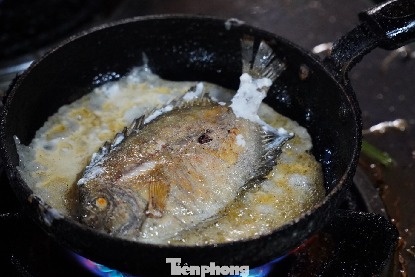 Những con cá to, tươi căng được các quán thu mua về không mổ ruột, chỉ rửa sạch. Cá được chiên trên chảo dầu nóng già, khi đã chín cả hai mặt thì đổ tiếp bột bánh vào. Tiếng “xèo” réo vang như tên bánh kích thị thính giác, vị giác của thực khách.