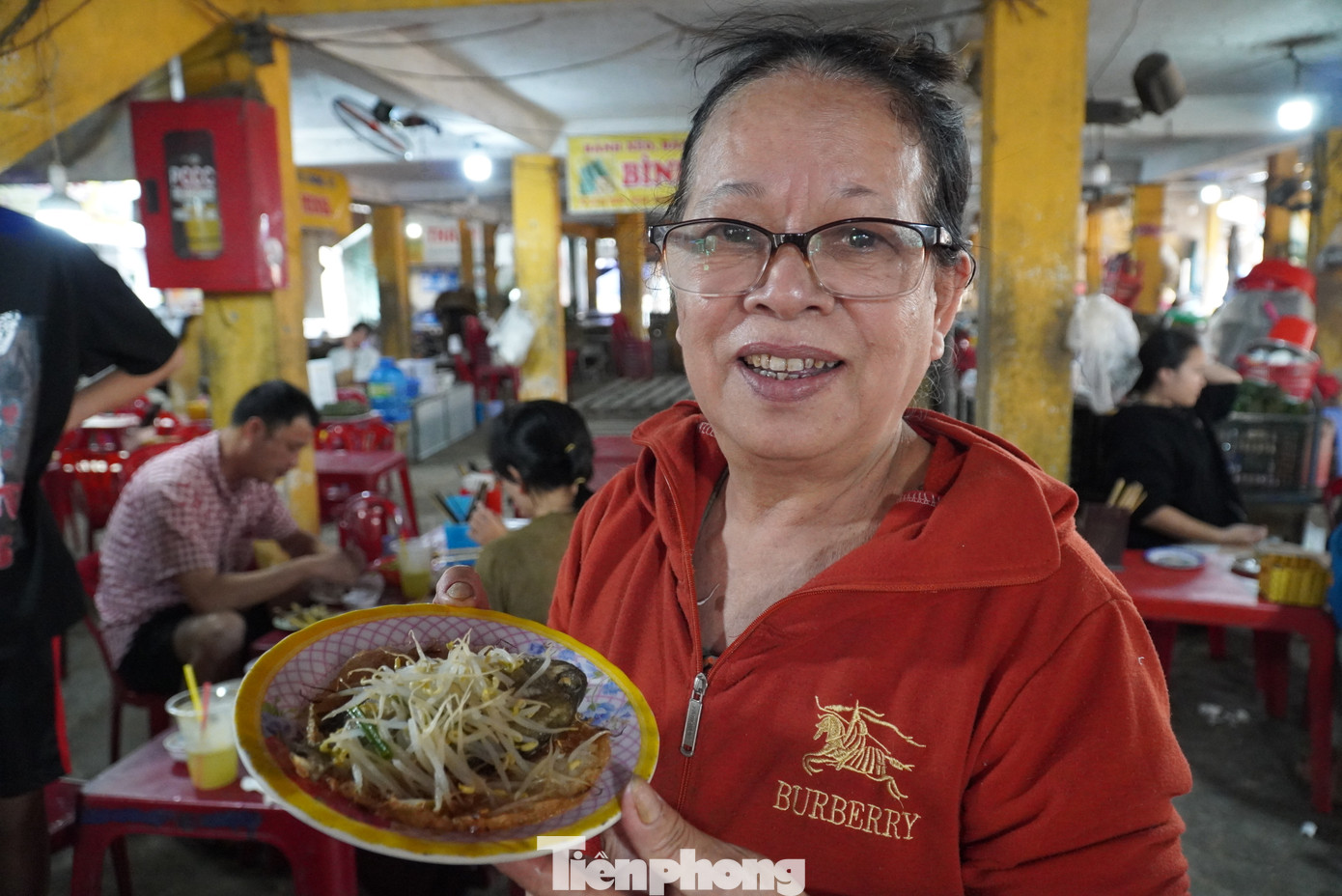Bà Trần Thị Giáp - chủ một quầy bánh trong chợ - cho hay, món bánh xèo cá kình, cá dìa là món ăn dân dã của người dân địa phương lâu nay. “Tôi bán đây hơn 10 năm rồi. Ngày cao điểm bán cả ngàn cái. Khách quá đông nên phải có hai người đúc với hàng chục chảo bánh một lần”, bà nói và chia sẻ thêm, bánh xèo cá đã khá lạ lùng với du khách, càng gây tò mò hơn bởi loại cá kình. Đây là loại cá đặc trưng ở đầm Chuồn hay xứ Huế nói chung. Cá hình dạng như cá dìa nhưng da vàng hơn, thịt thơm ngon, ruột đắng.