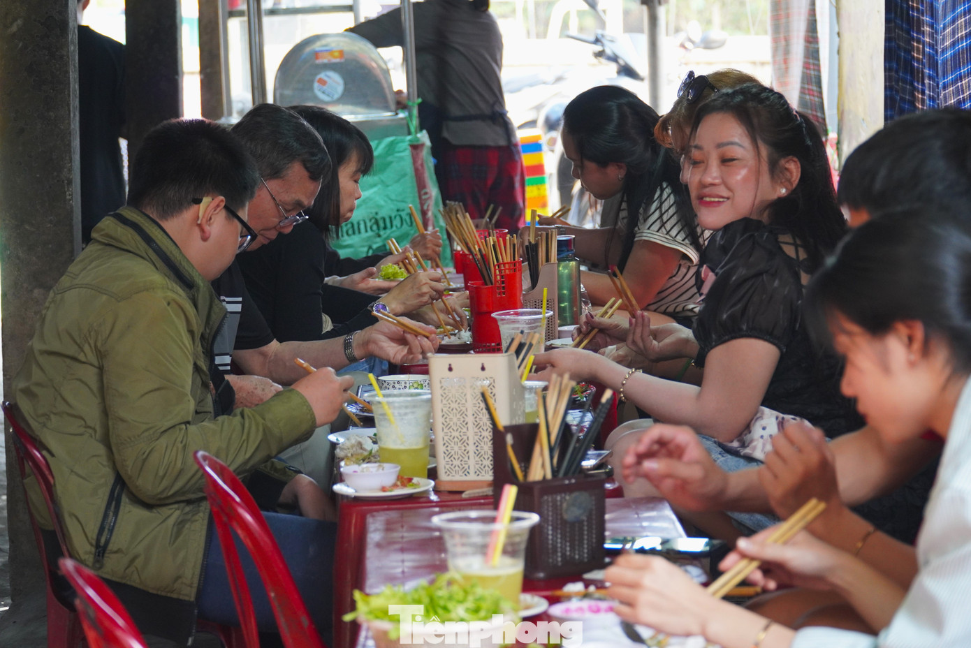 Chợ đông đúc người ăn bánh xèo.