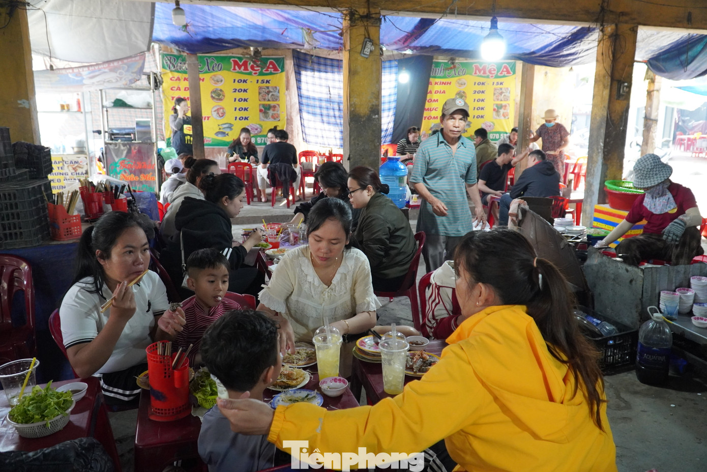 Ngôi chợ quê cũ kỹ thành điểm đến của đông đảo du khách. Các quầy bánh trong chợ sẽ bán đến tối mịt mới nghỉ. Chị Nhật Anh (Hà Nội) chia sẻ cực kỳ thích món bánh xèo chợ Chuồn bởi quá ngon và văn hóa buôn bán ở đây cũng rất hiền hòa, giản dị, nhiệt tình. "Chắc chắn nếu quay lại Huế tôi sẽ đến đây ăn bánh lần nữa", chị nói.