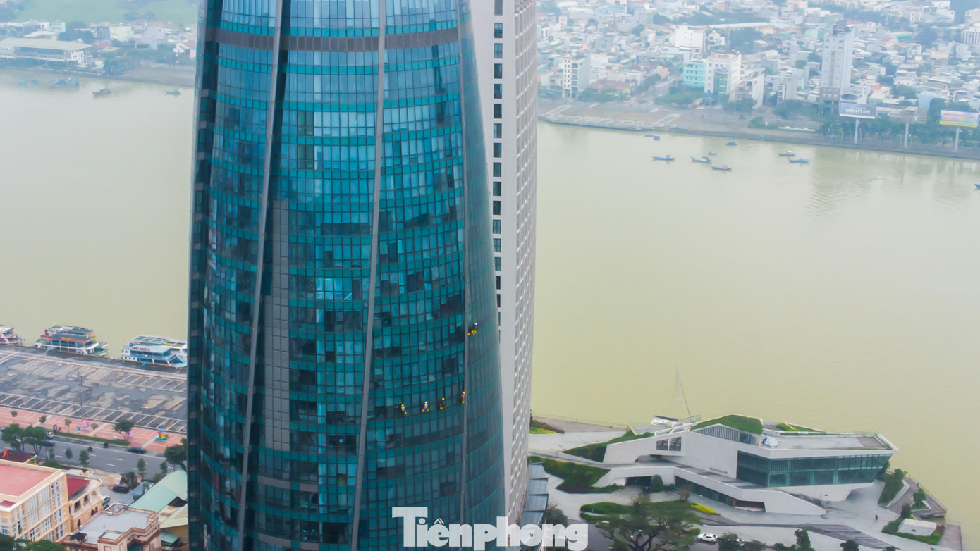 Nhờ những "người nhện", những tòa nhà cao tầng được gột rửa sạch sẽ, sáng bóng sau một thời gian dài phơi mình giữa nắng mưa, gió bụi. Ảnh: Nguyễn Trình.