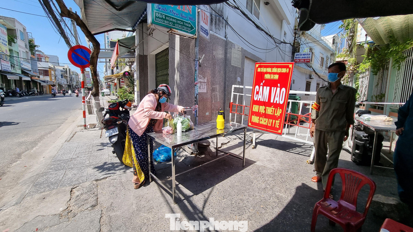 Các hộ dân trong khu phong tỏa chỉ được nhận hàng hóa từ bên ngoài vào, tuyệt đối không đưa từ bên trong ra để tránh lây nhiễm. Ảnh: Thanh Trần. Các hộ dân trong khu phong tỏa chỉ được nhận hàng hóa từ bên ngoài vào, tuyệt đối không đưa từ bên trong ra để tránh lây nhiễm. Ảnh: Thanh Trần.
