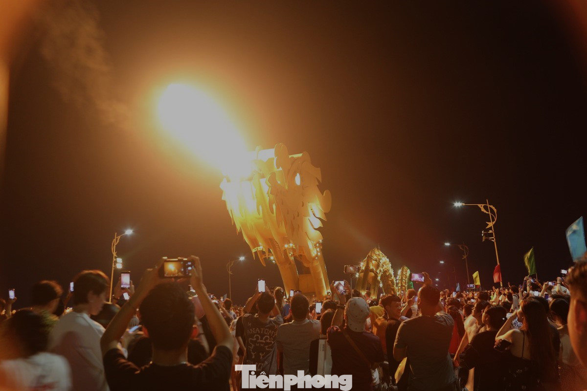 Hàng ngàn du khách đổ về cầu Rồng xem rồng phun lửa. Hàng ngàn du khách đổ về cầu Rồng xem rồng phun lửa.